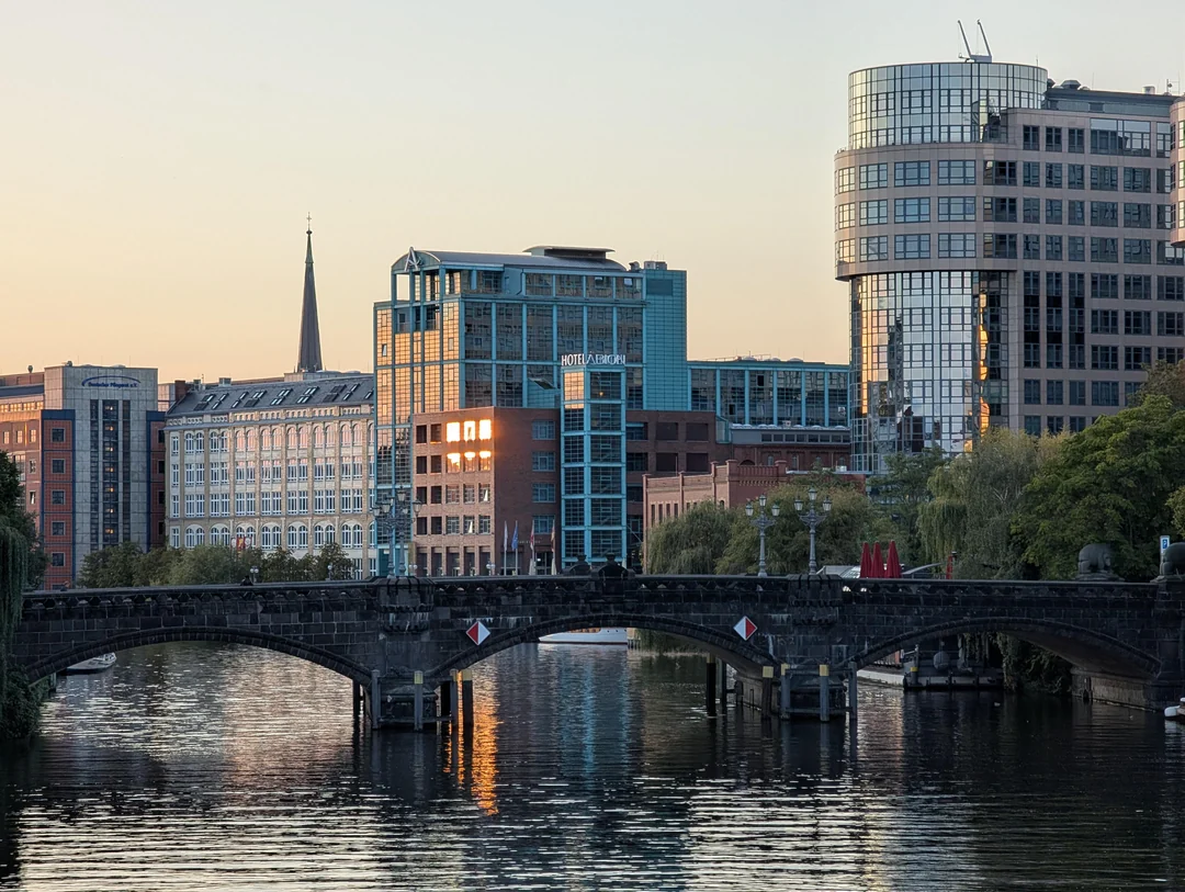 berlin-greenery-the-spree-cutting-through-medium-density-v0-eyyuay9c2srd1